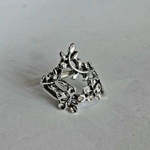 LADIES NEW SIZE 5 SILVER FLORAL ACCENT RING